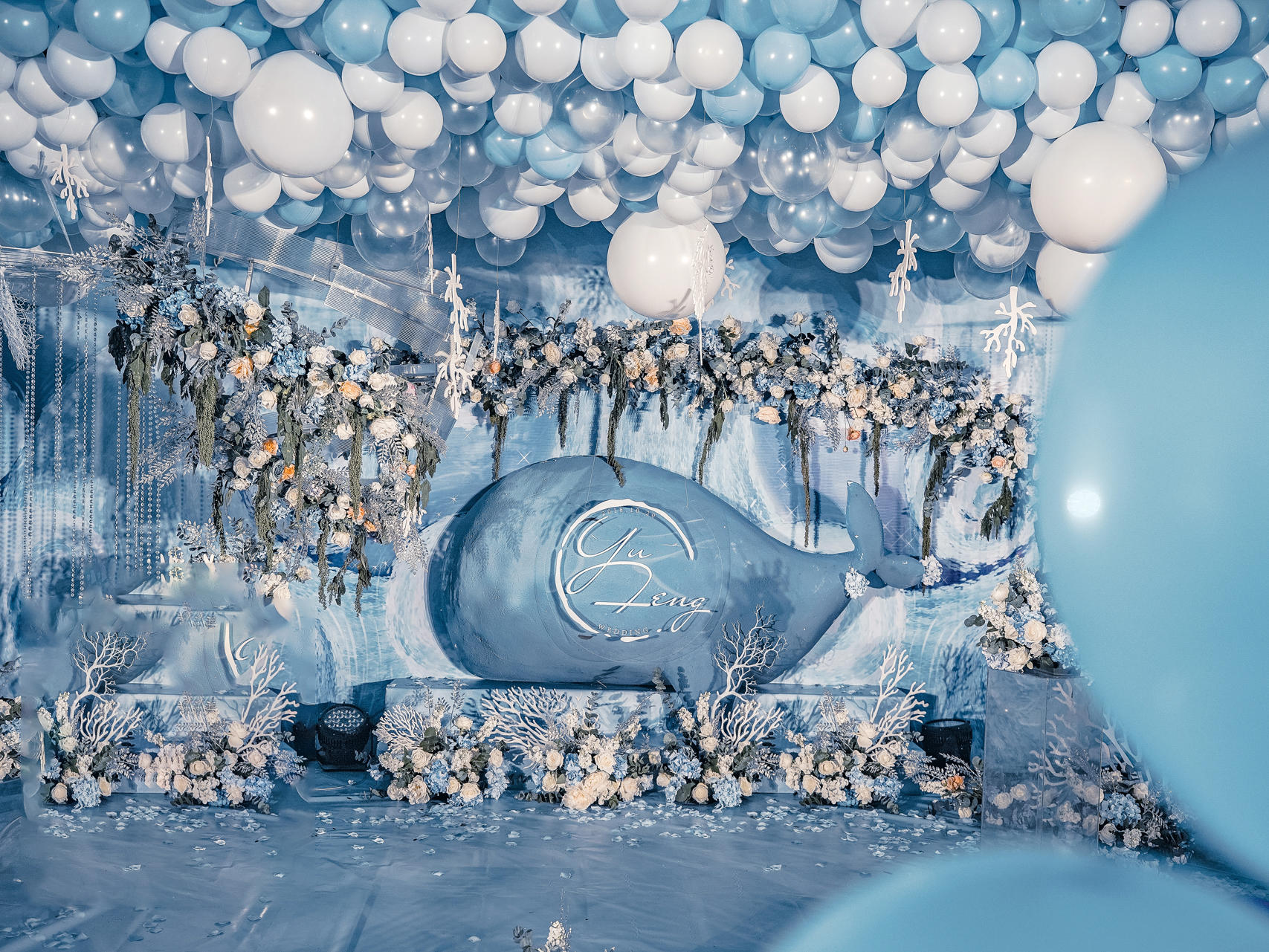 2020年浅蓝白色气球浪漫婚礼