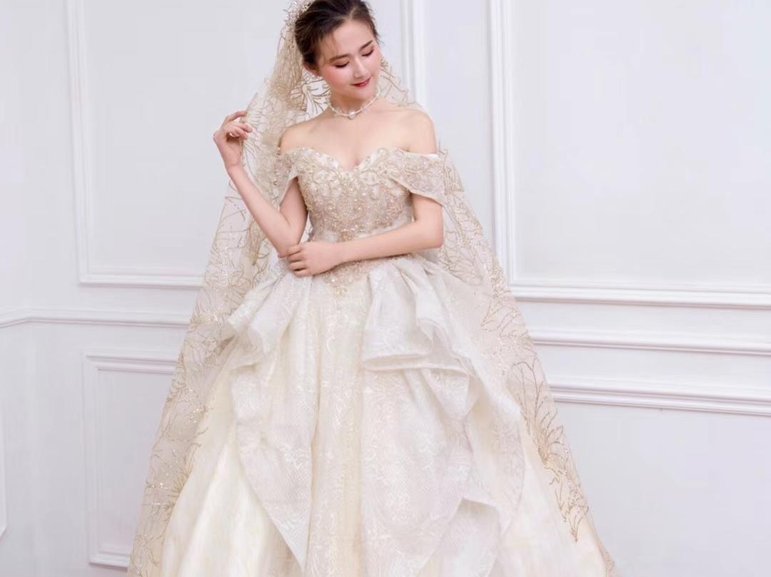 玛莎造型妆纱组合：婚纱礼服七件套+全天跟妆