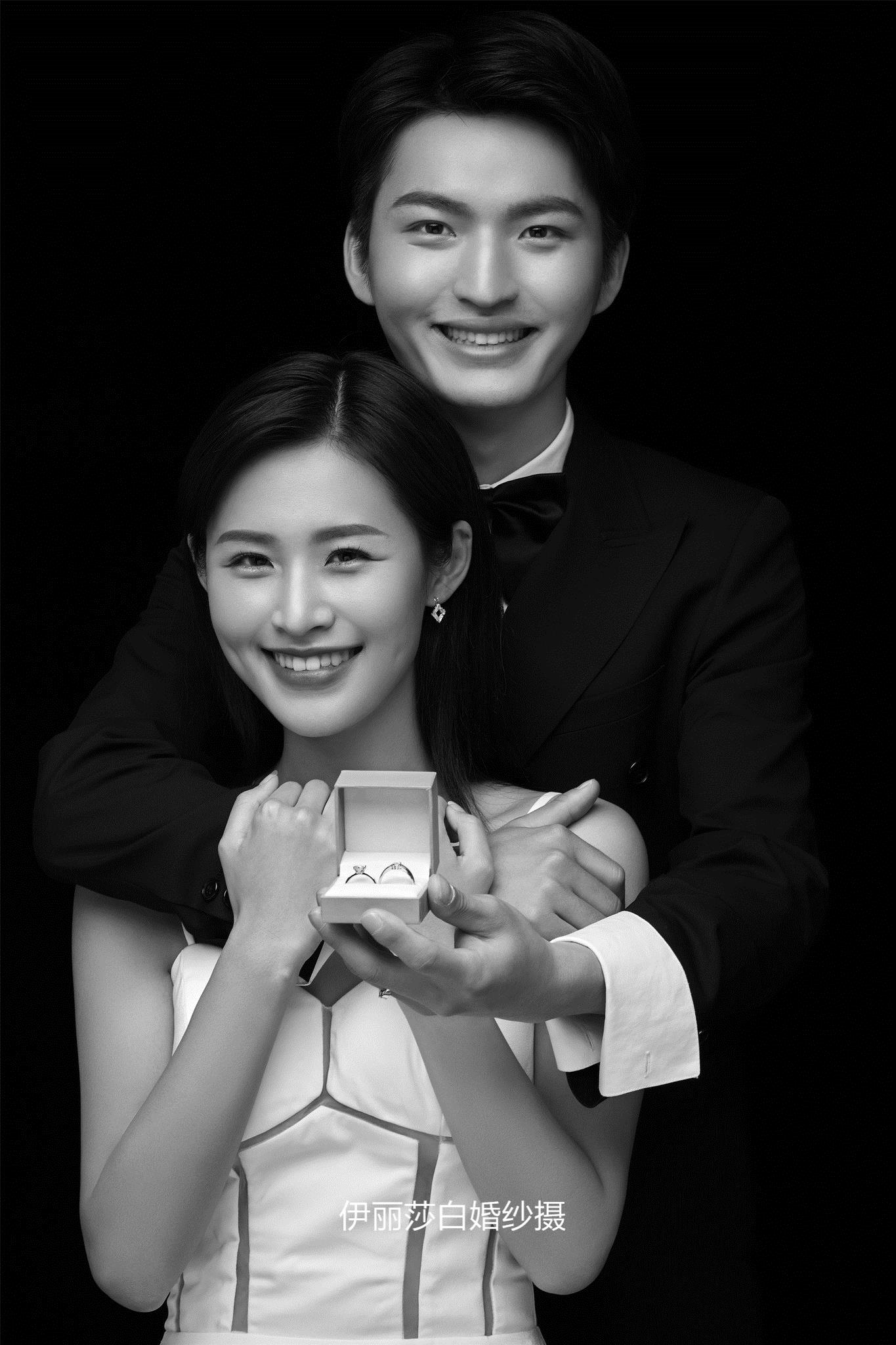 拍婚纱照3888套餐有跟妆+秀和+礼服 