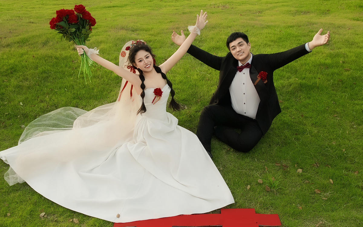 草坪喜嫁婚纱照💐 把囍字搬进春天啦