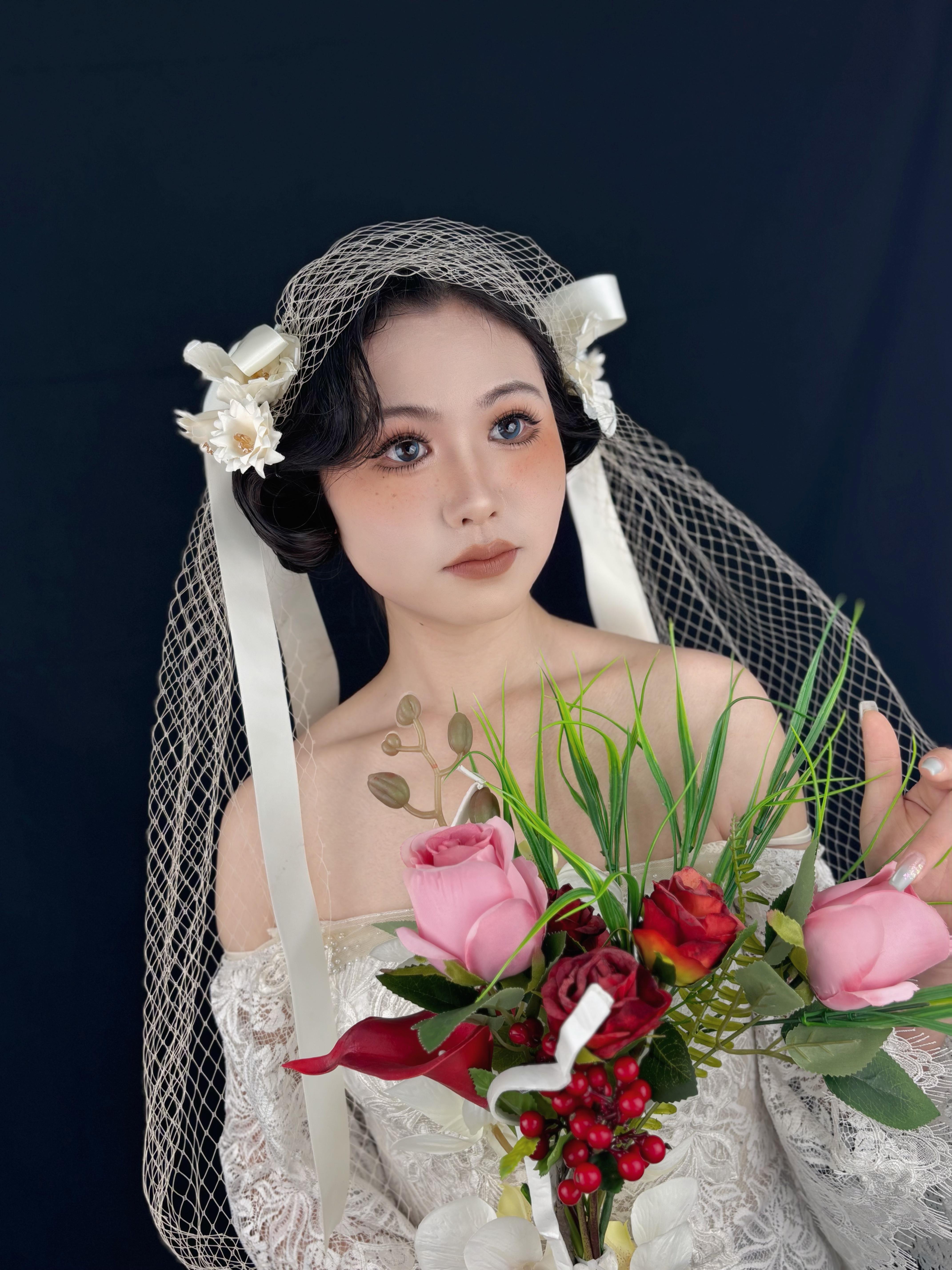 粉黛輕施，眉眼如畫