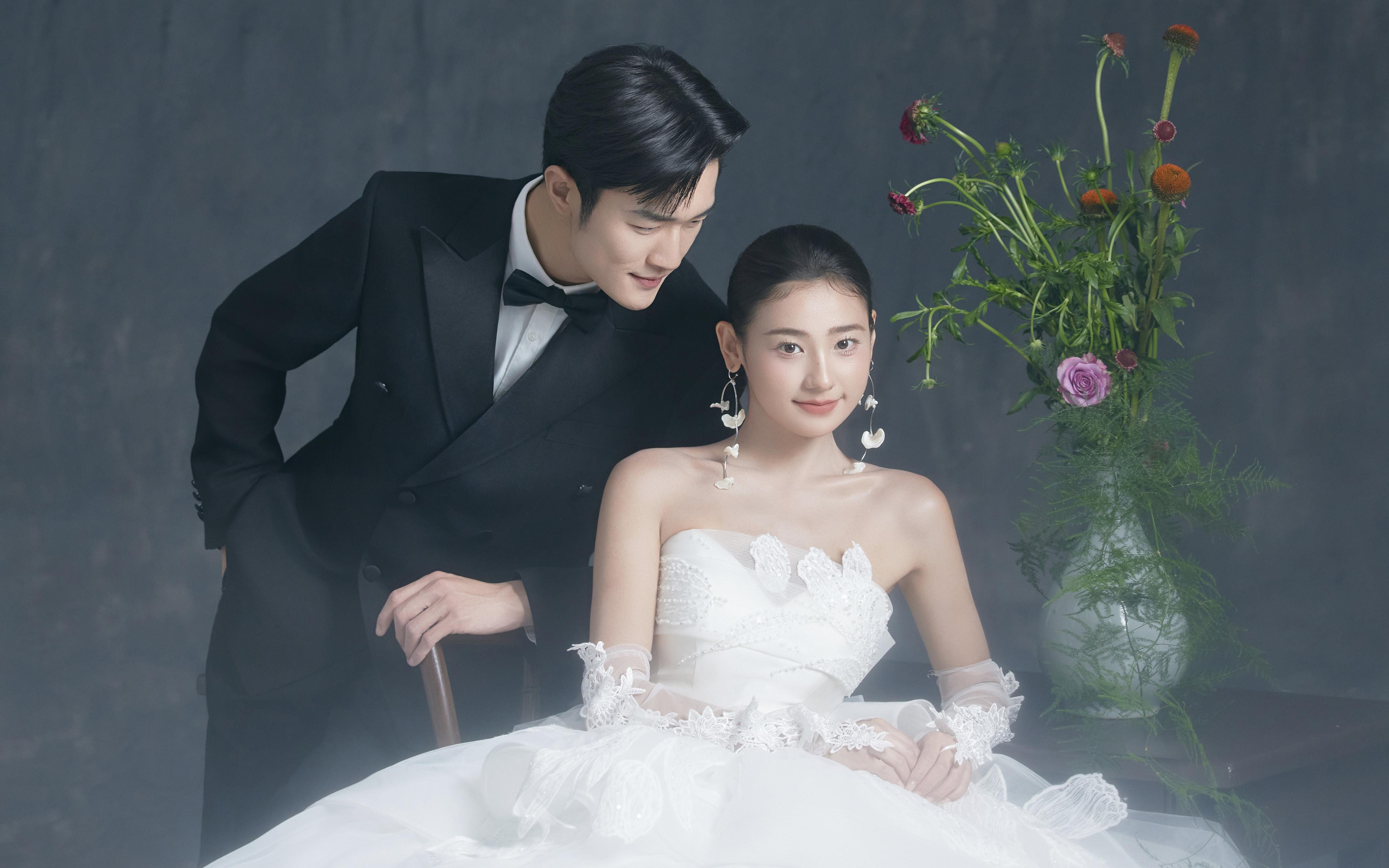 拍了组氛围感黑底极简婚纱照~真的看不腻！