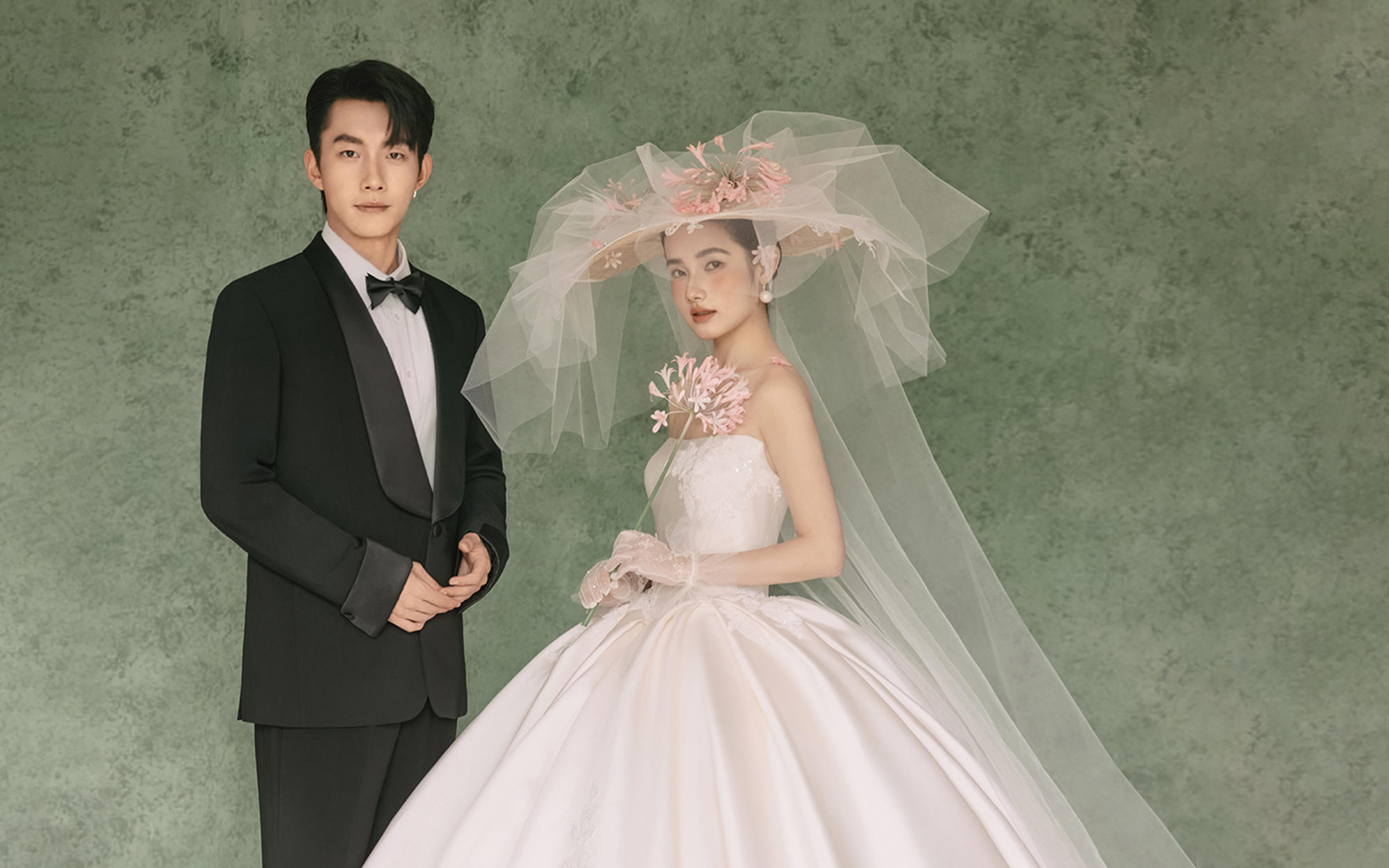 細節(jié)里藏著一封復古情書??法式緞面婚紗照太絕了