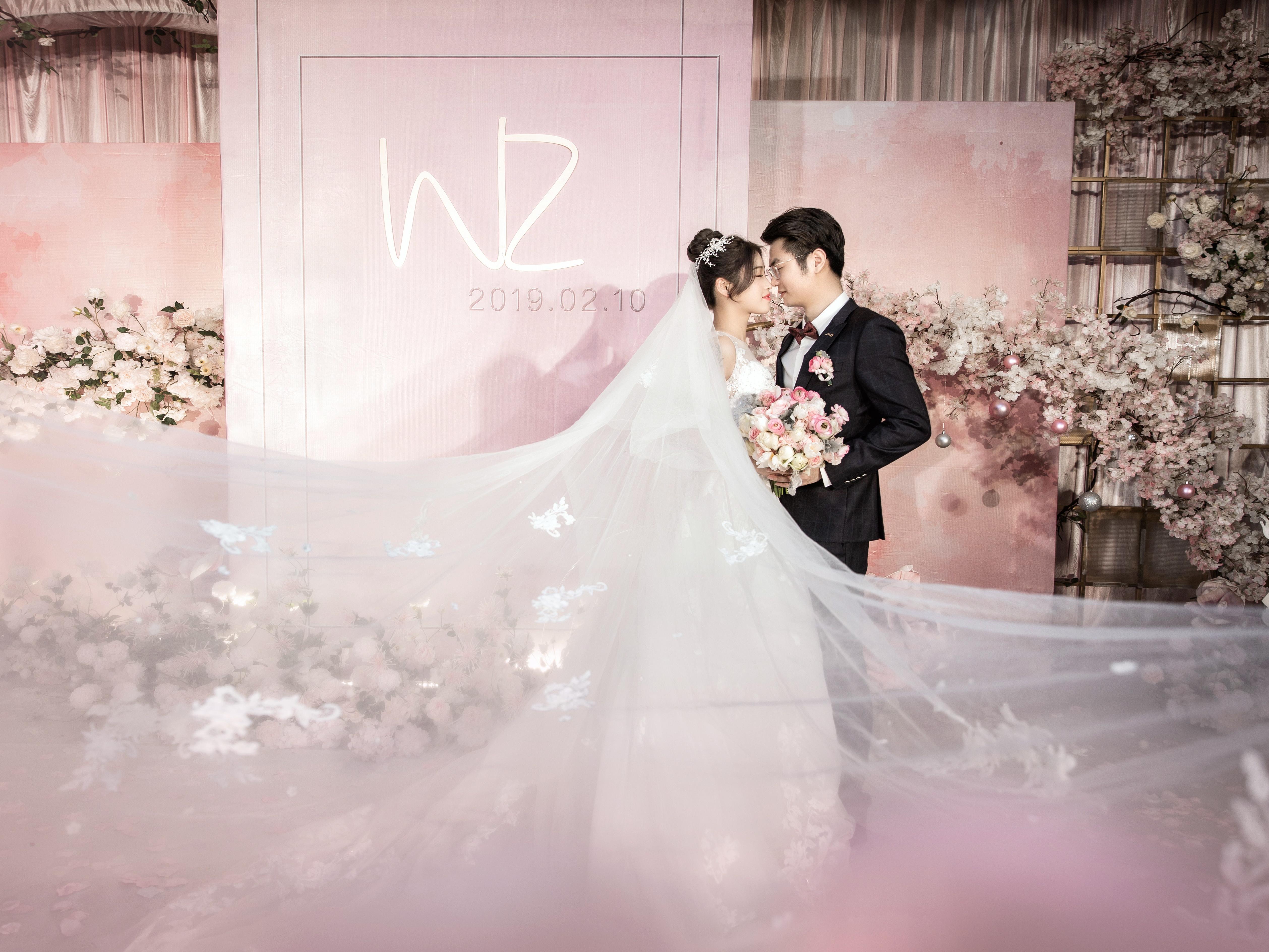 【限时钜惠】本季热卖出门婚纱+精美礼服+早妆