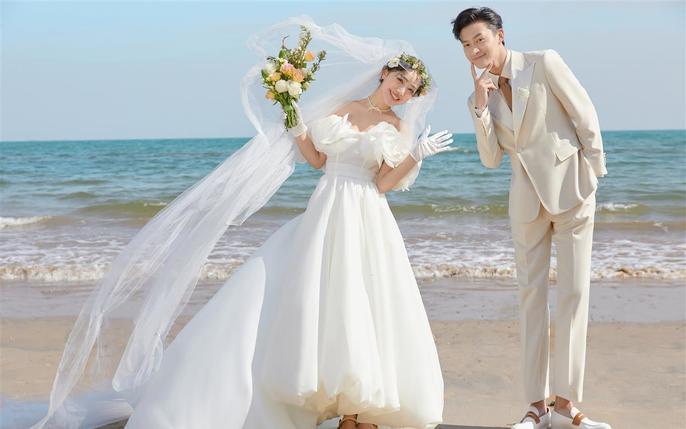 婚纱照画面如同电影般干净温柔·恋人在海边的嬉笑