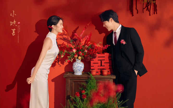 全家都在磕的复古红墙红墙喜嫁婚纱照