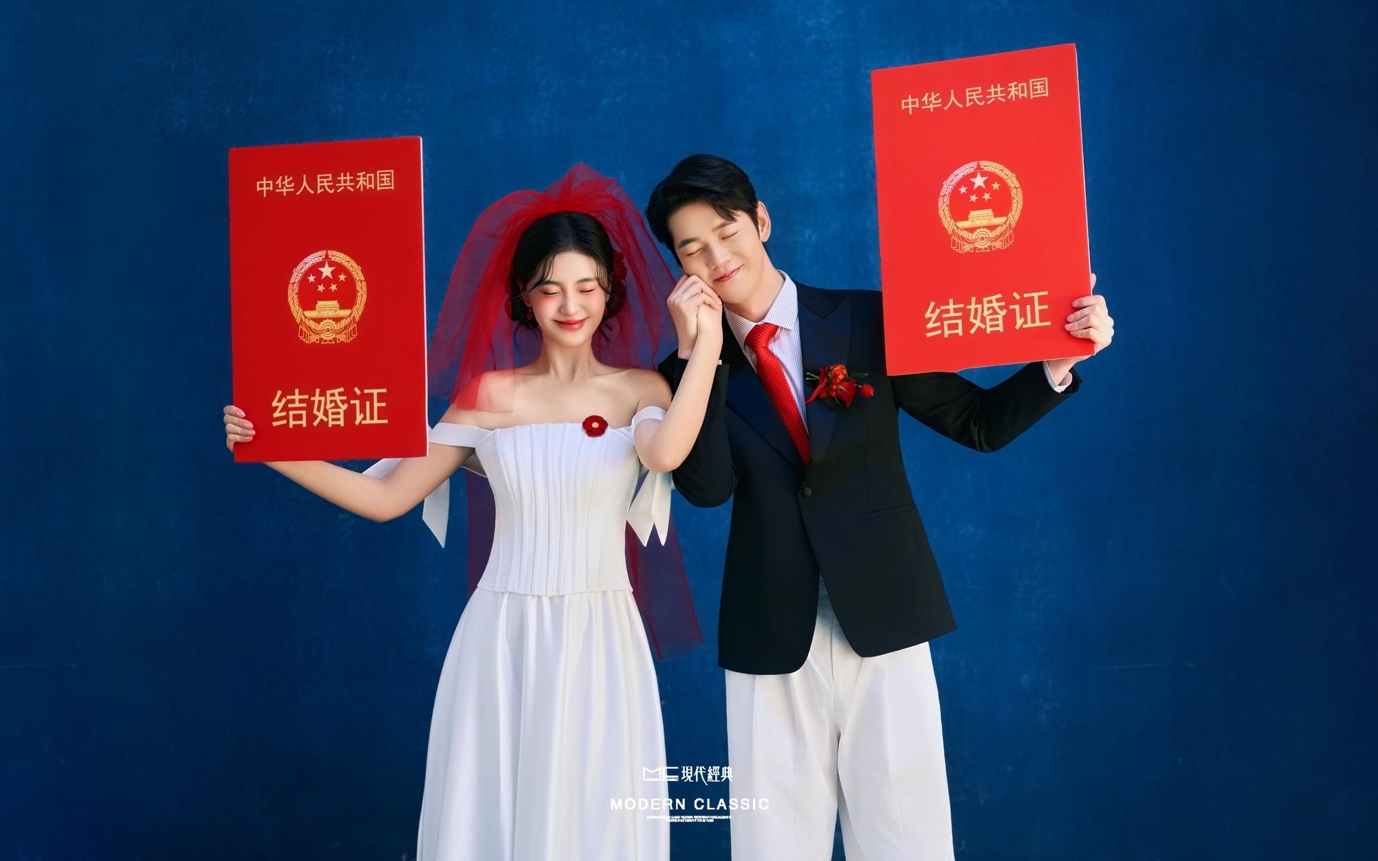 00后也太会拍婚纱照了吧！蓝底红布真的太出片惹