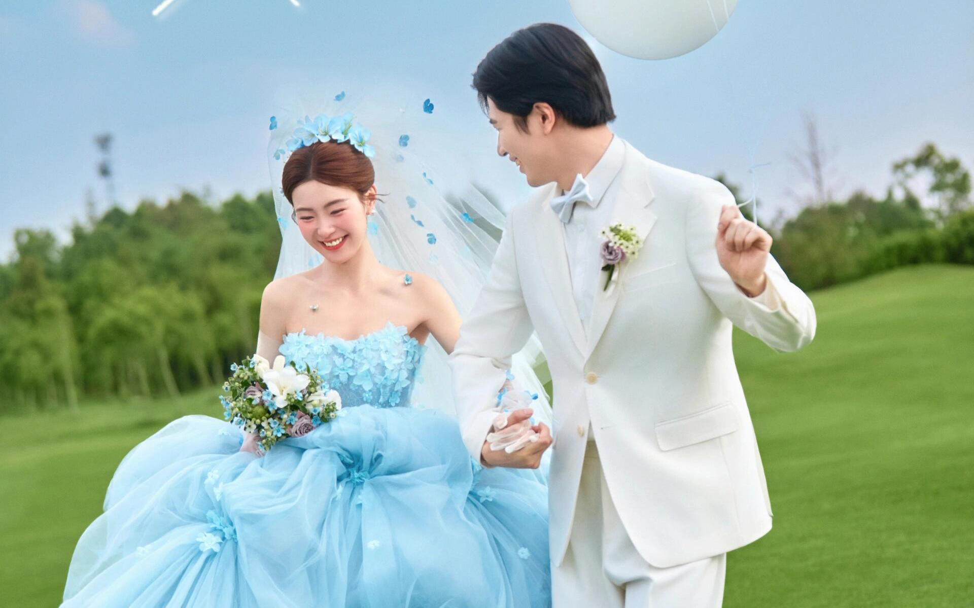 春夏适配度满分🍃草坪婚纱照来啦～