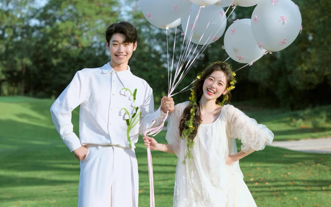 哪个女生能拒绝这样的森系草坪婚纱照
