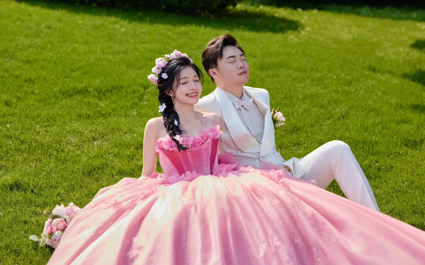 【優(yōu)格】粉紅泡泡來襲！這組草坪婚紗照也太甜啦