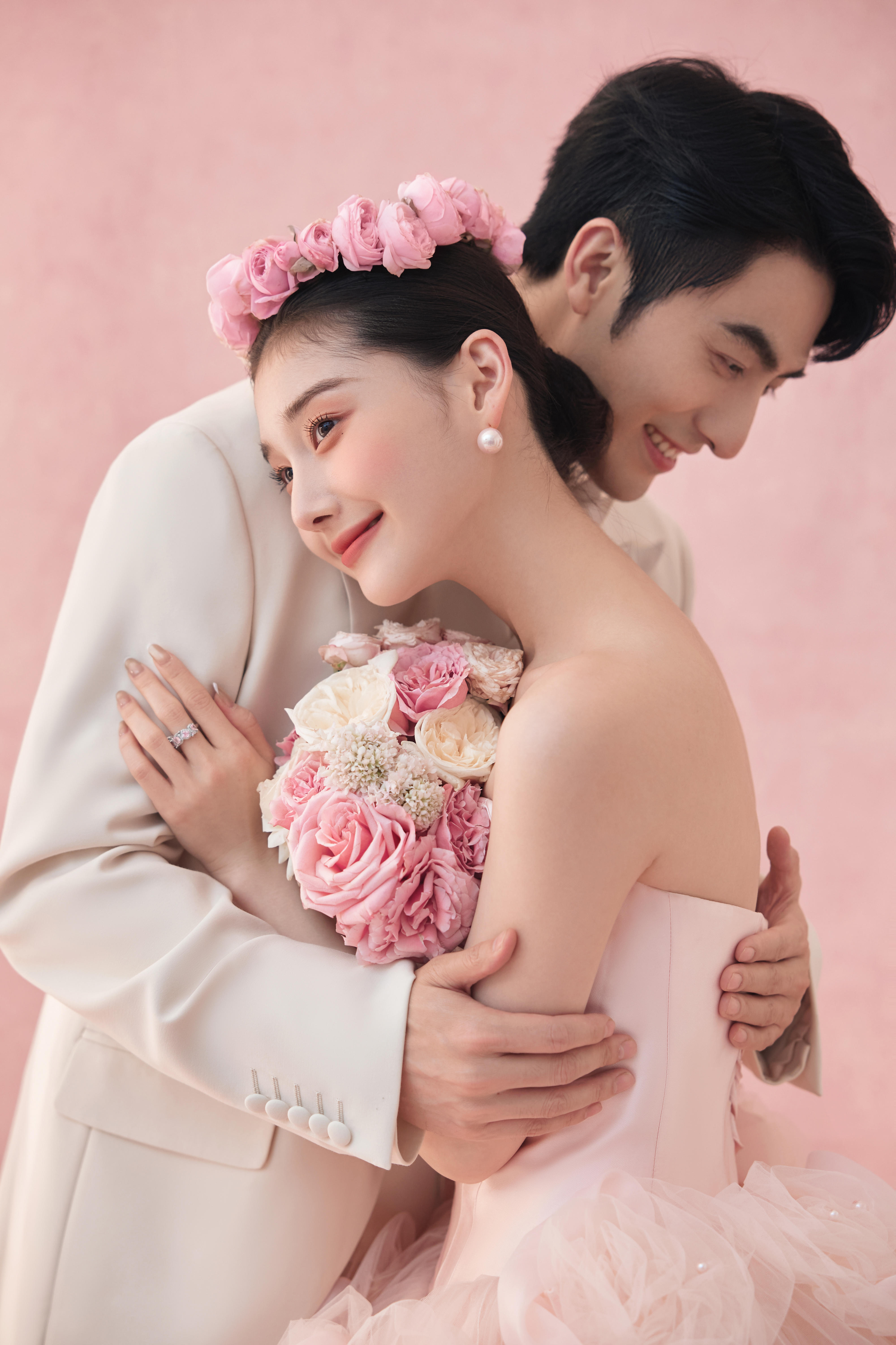 浪漫粉色系婚纱照见证甜蜜瞬间