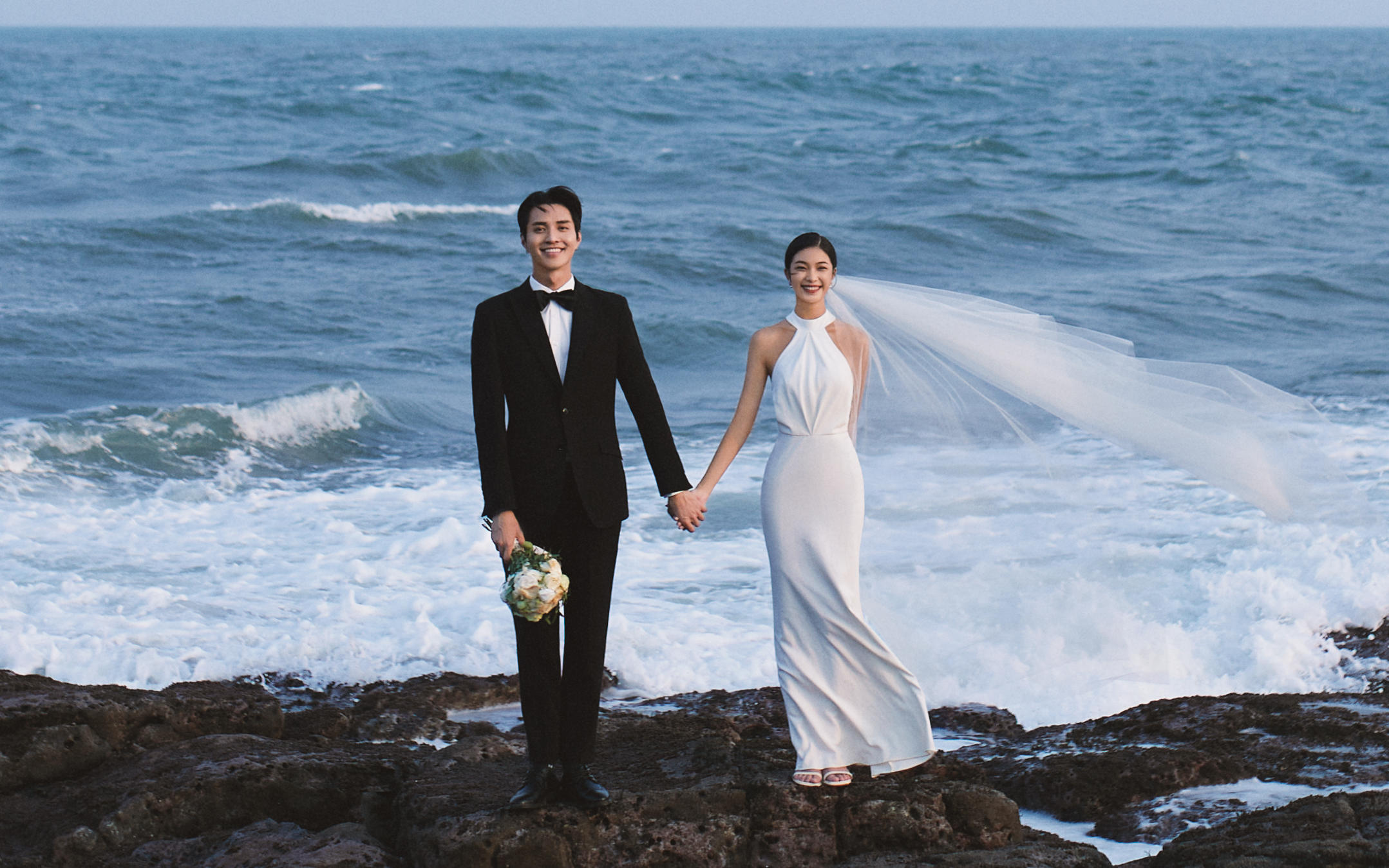 朋友说😭我们三亚礁石婚纱照美像冰岛❗️