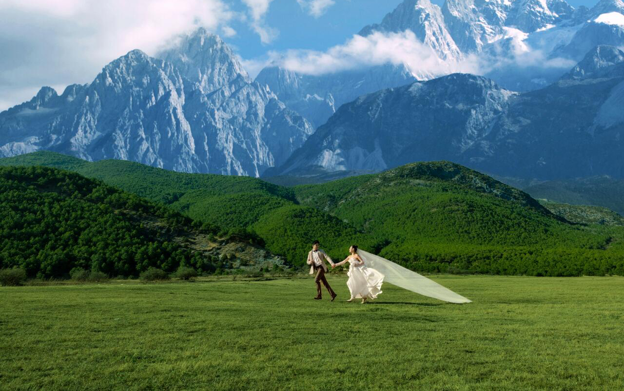 拥抱大自然，感受草地清爽的气息