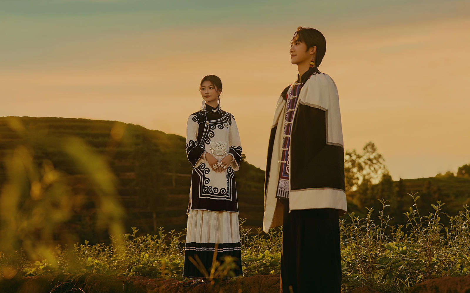 外景 l 夕阳下的浪漫彝族婚纱照