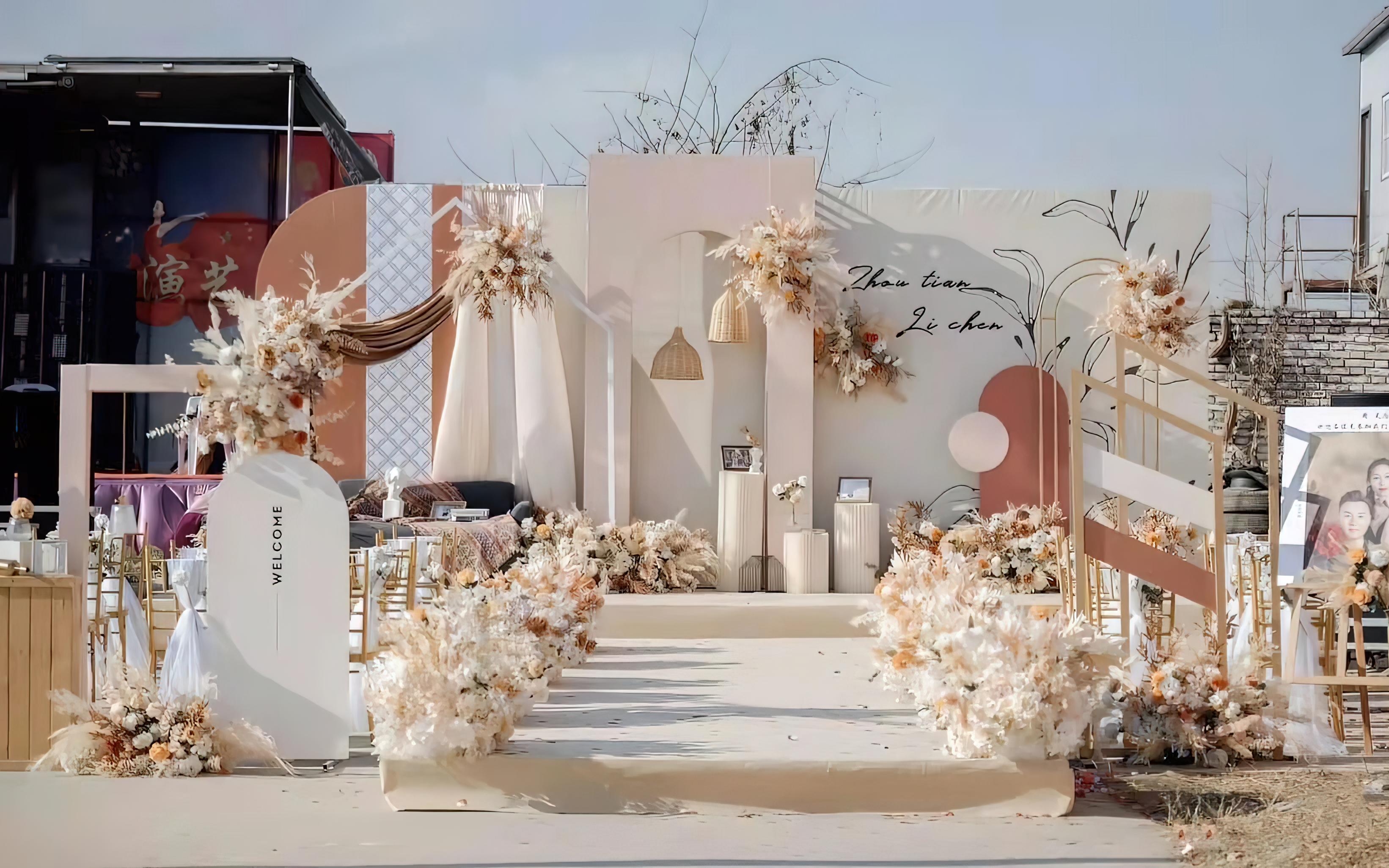 淡粉色調(diào)的戶外浪漫婚禮