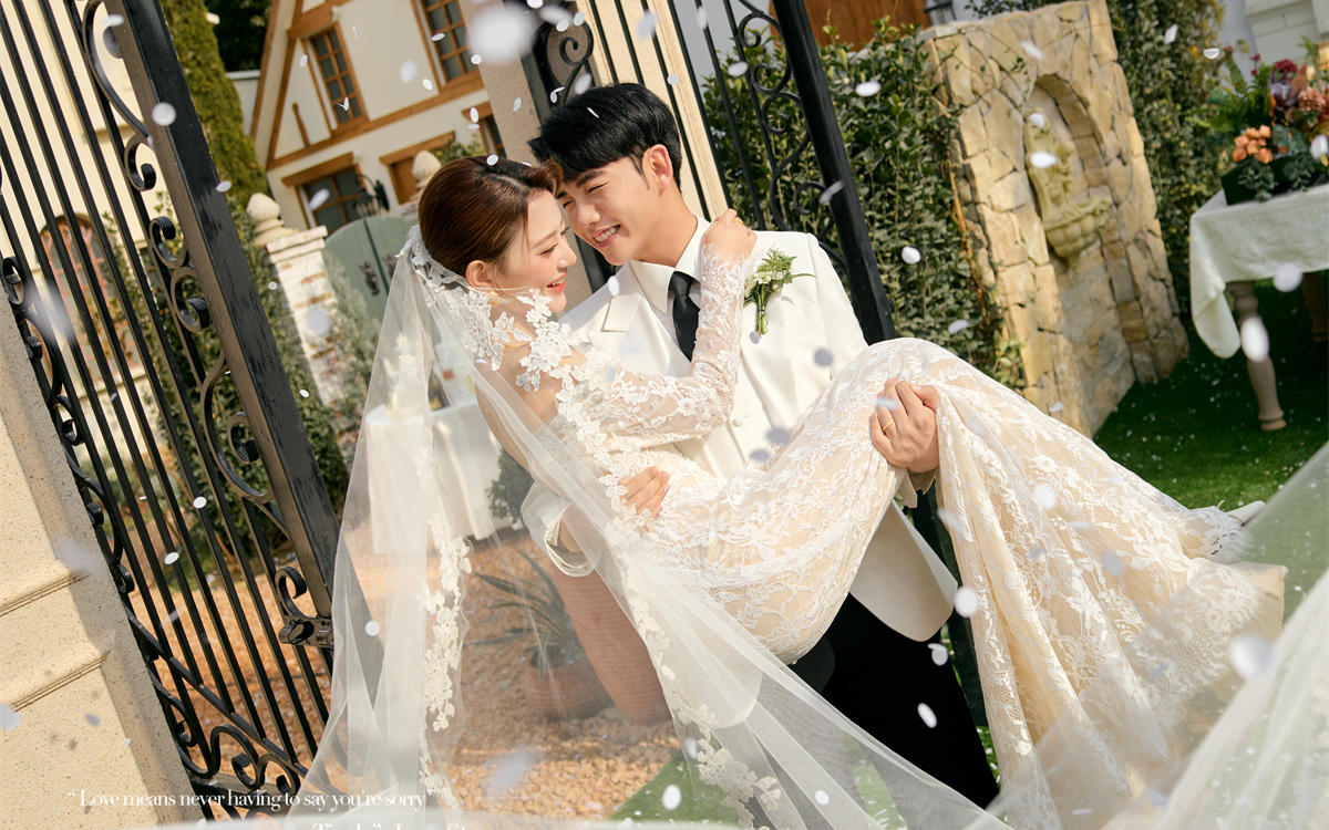 属于我们俩的户外草坪婚纱照，太美了