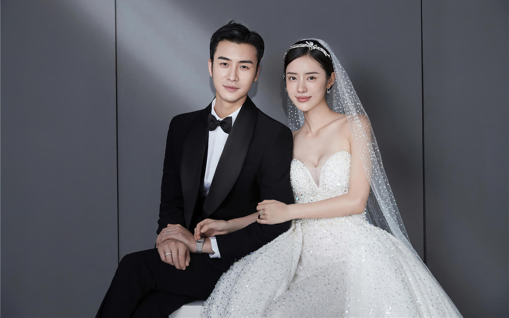 【施华洛摄影】✨灰底极简婚纱照越看越高级