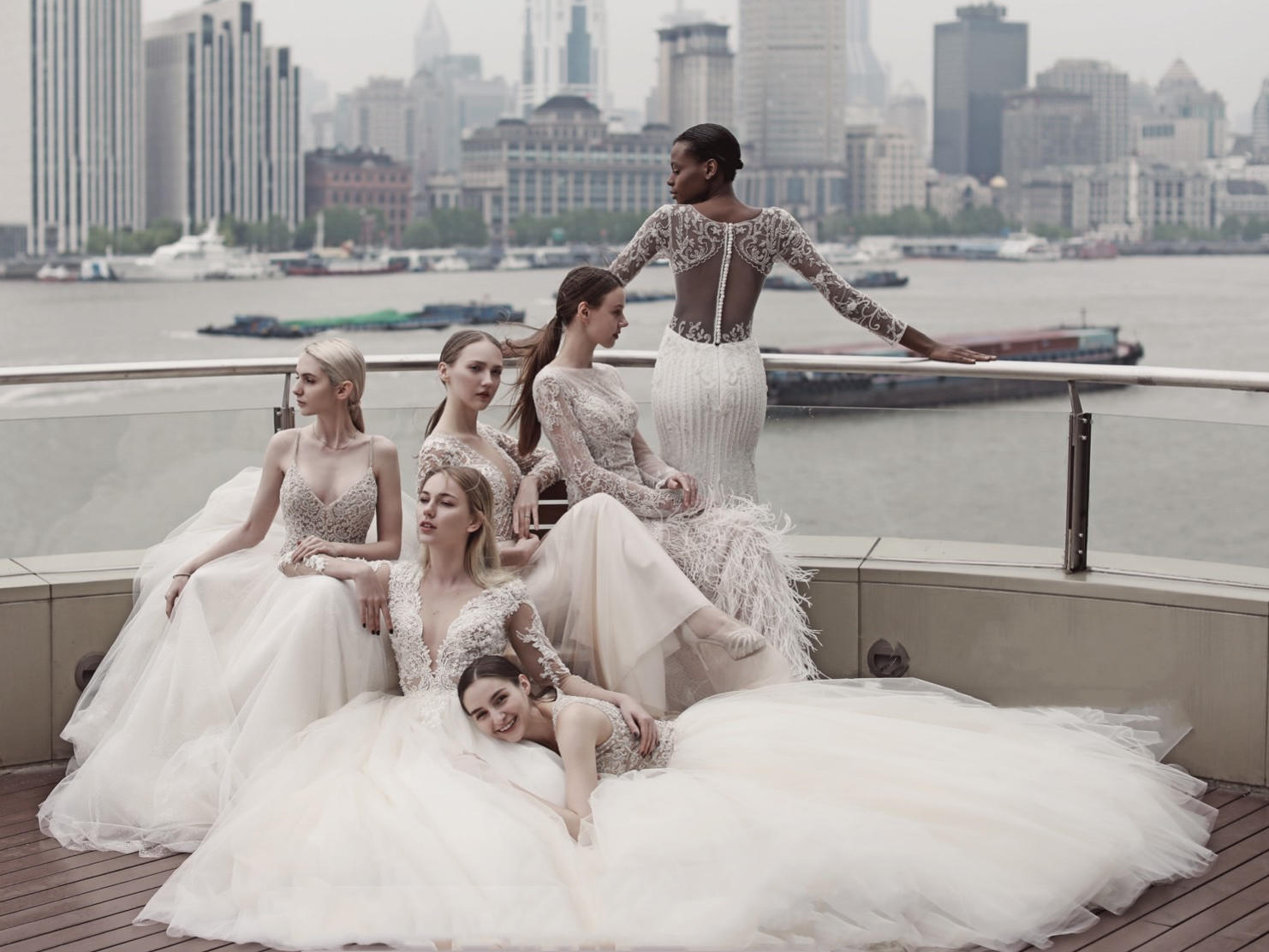 Oia Bridal | 重手工吊带款凸显个性