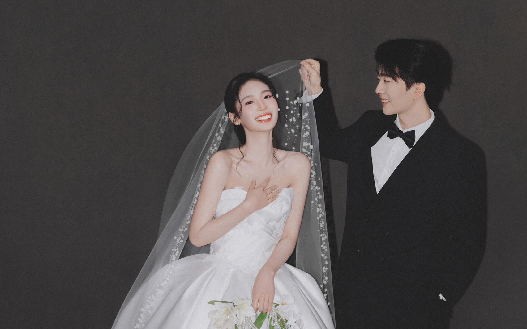 珍珠元素太加分｜這組婚紗照溫柔到骨子里