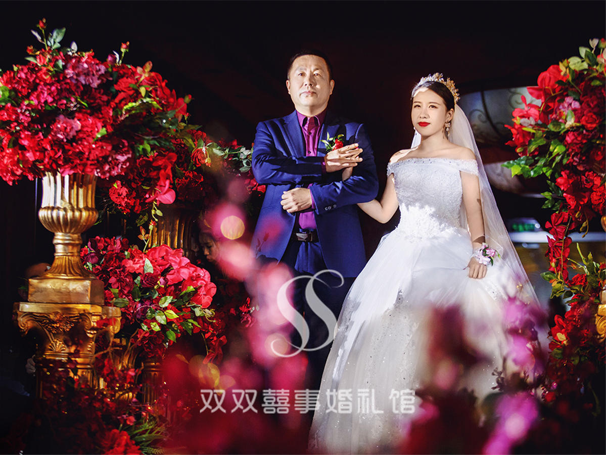 成都婚礼策划双双囍事婚礼馆室内红金色奢华大气城堡