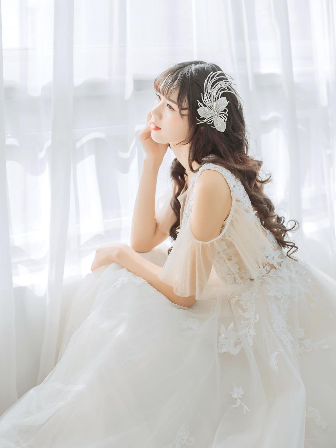 【人气轻奢】 婚礼三件套+首席跟妆免租伴娘服