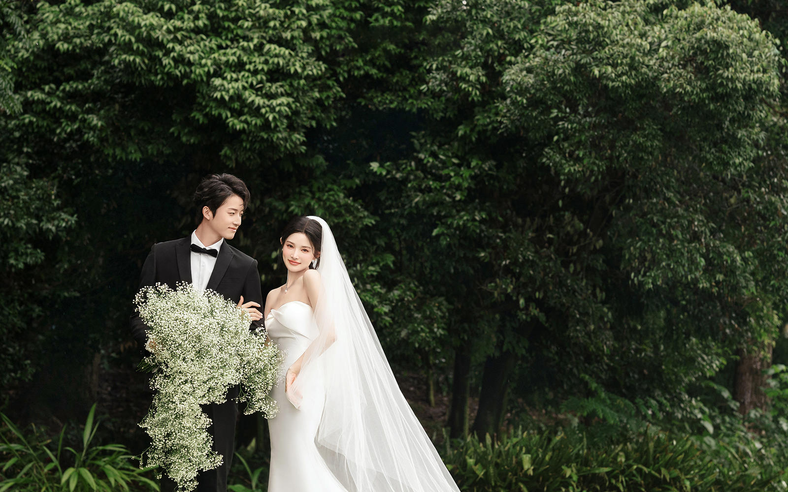 浪漫又高級的森系草坪婚紗照，要的就是松弛