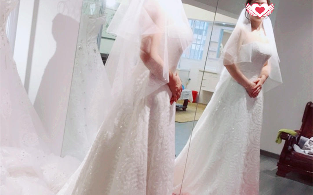 简约小拖尾婚纱 超长头纱草坪婚礼必备