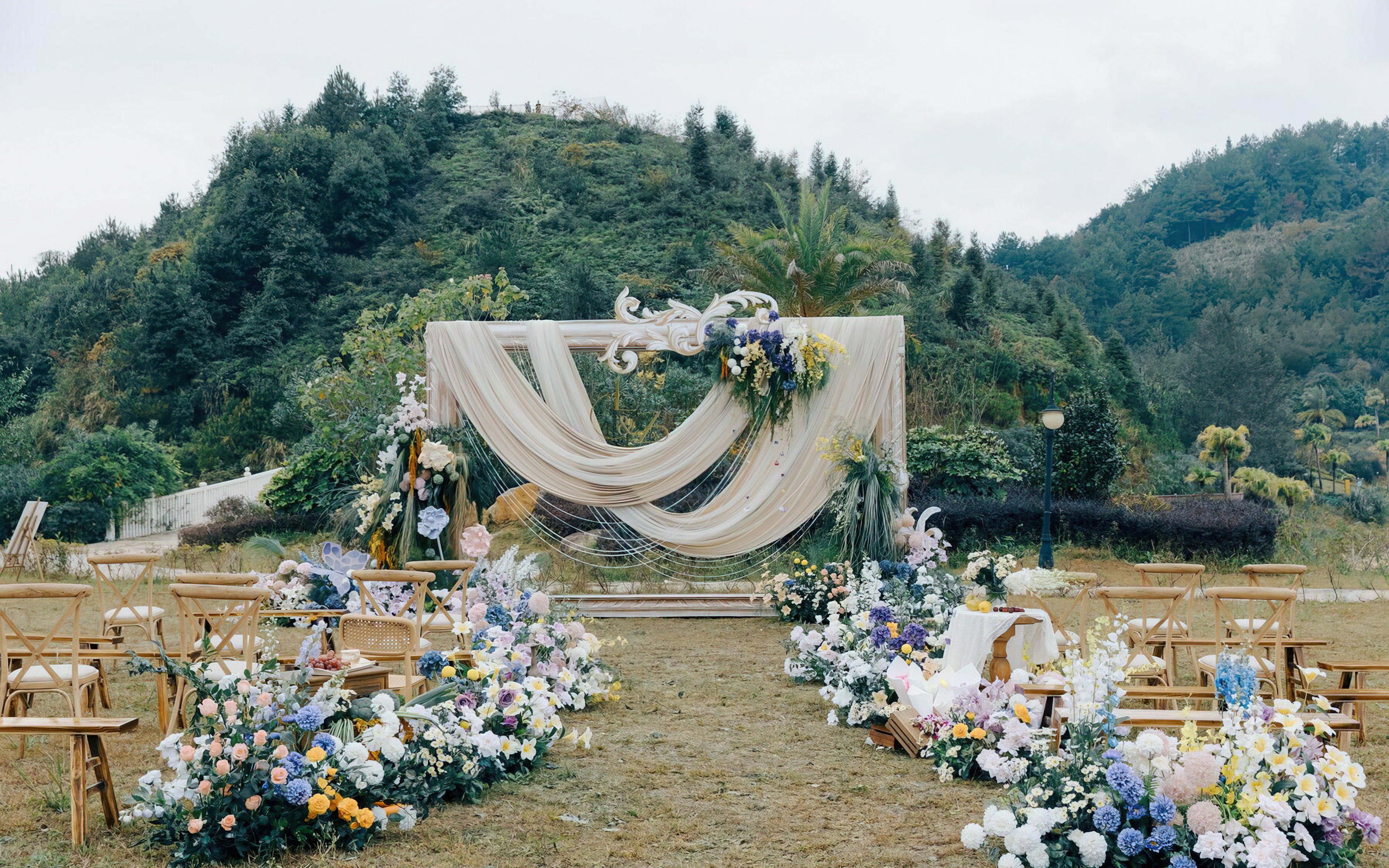 素雅宁静的户外仪式