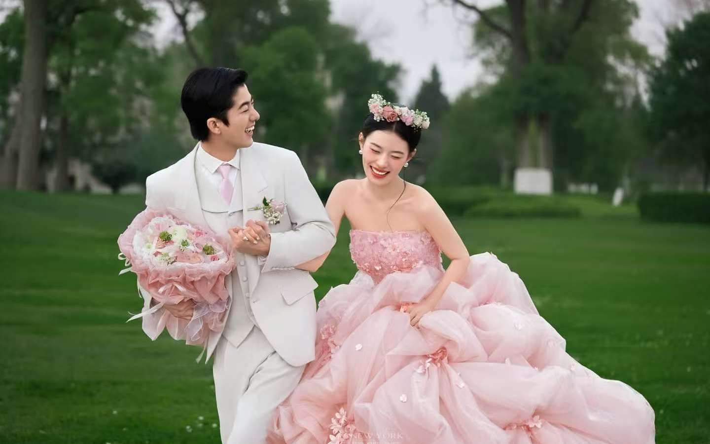 森系草坪粉纱婚纱照，清新甜美又浪漫