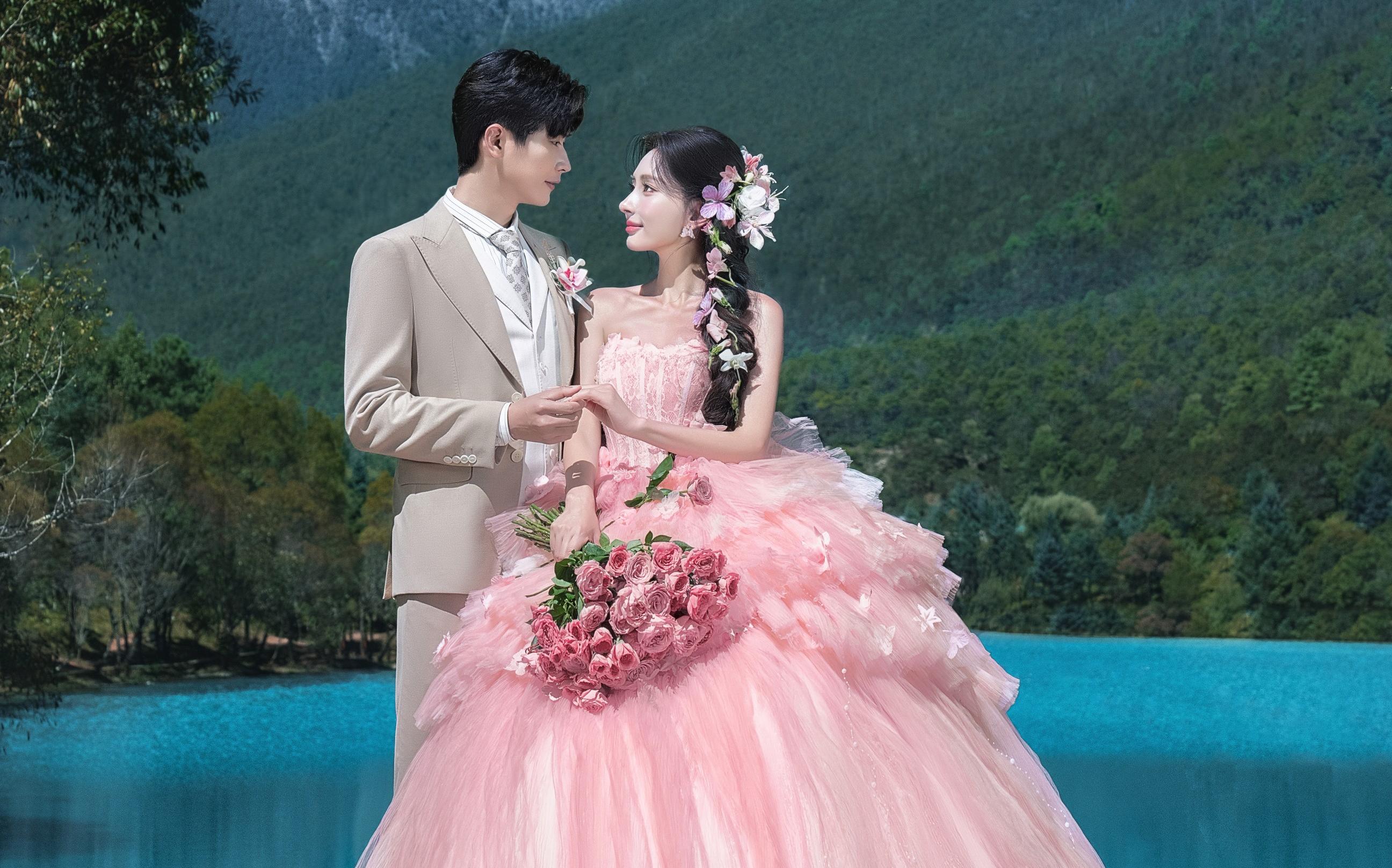 藍湖雪山下，粉紗與淺西裝的溫柔婚照