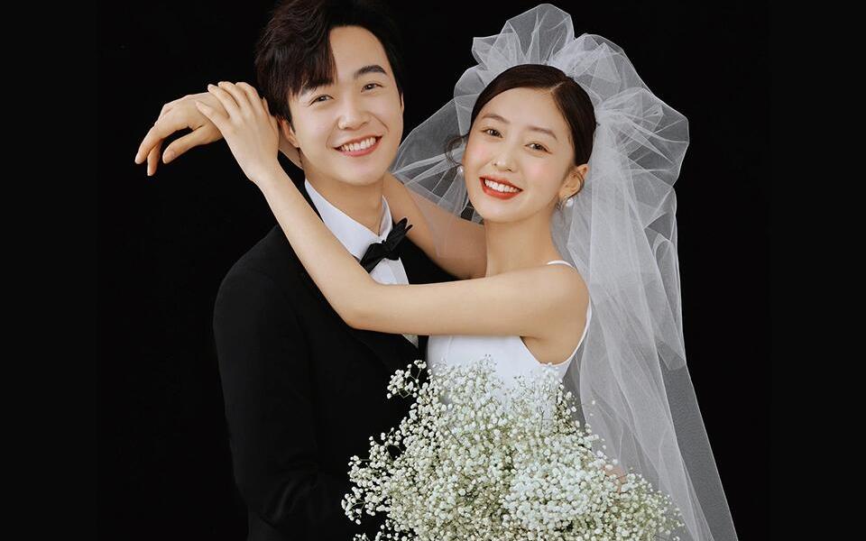 一眼就淪陷的極簡(jiǎn)風(fēng)室內(nèi)婚紗照??氛圍拉滿 