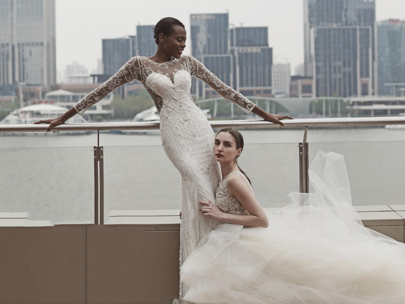 Oia Bridal | 重手工吊带款凸显个性