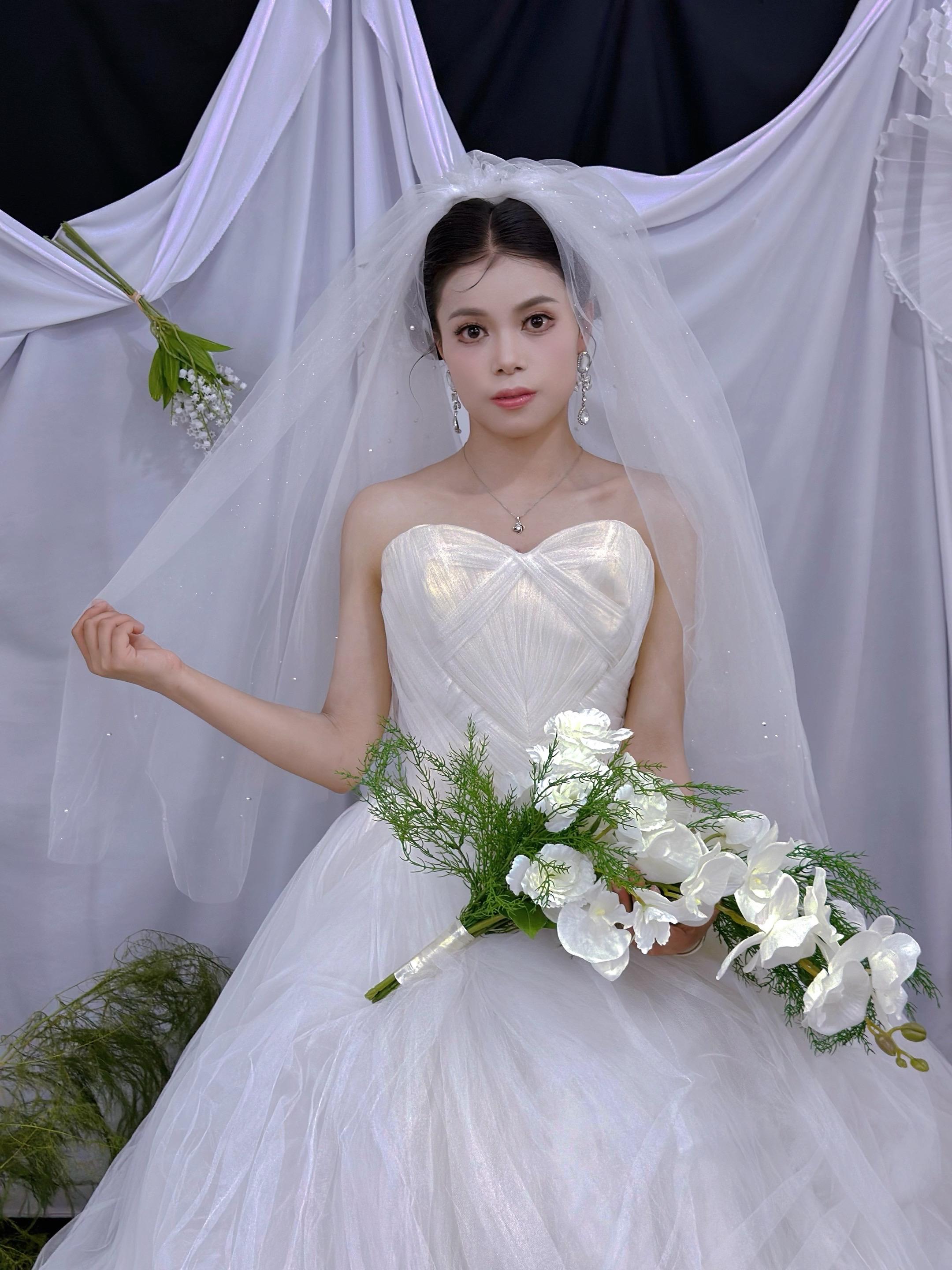瓷肌透光，妝若晨露綴花瓣