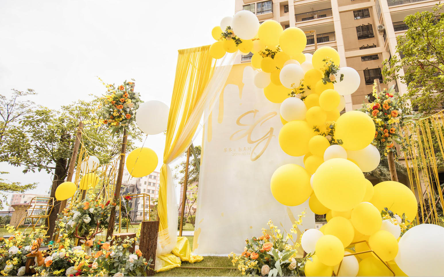 【礼物婚礼】小区室外草坪黄色清新时尚婚礼