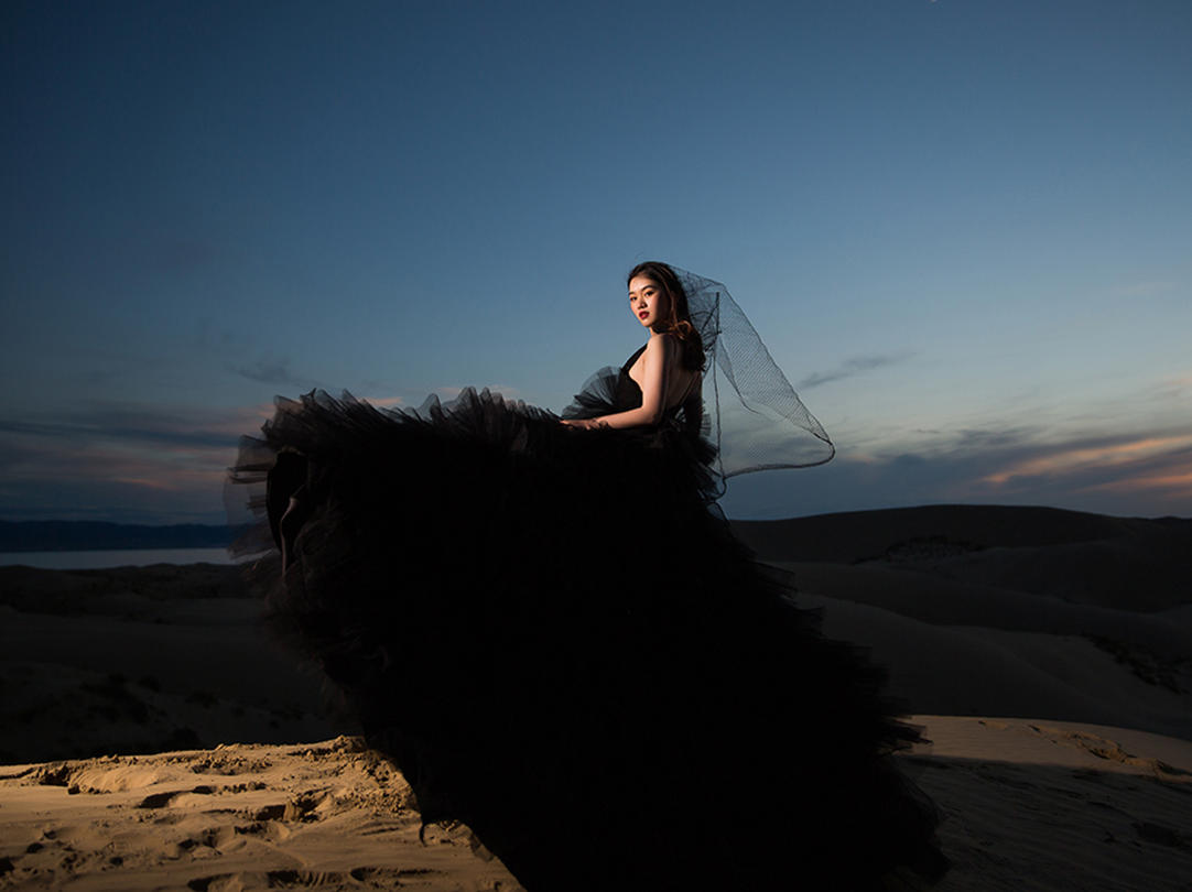 长沙天鹅婚纱礼服 黑色气质吊带显瘦婚纱敬酒服