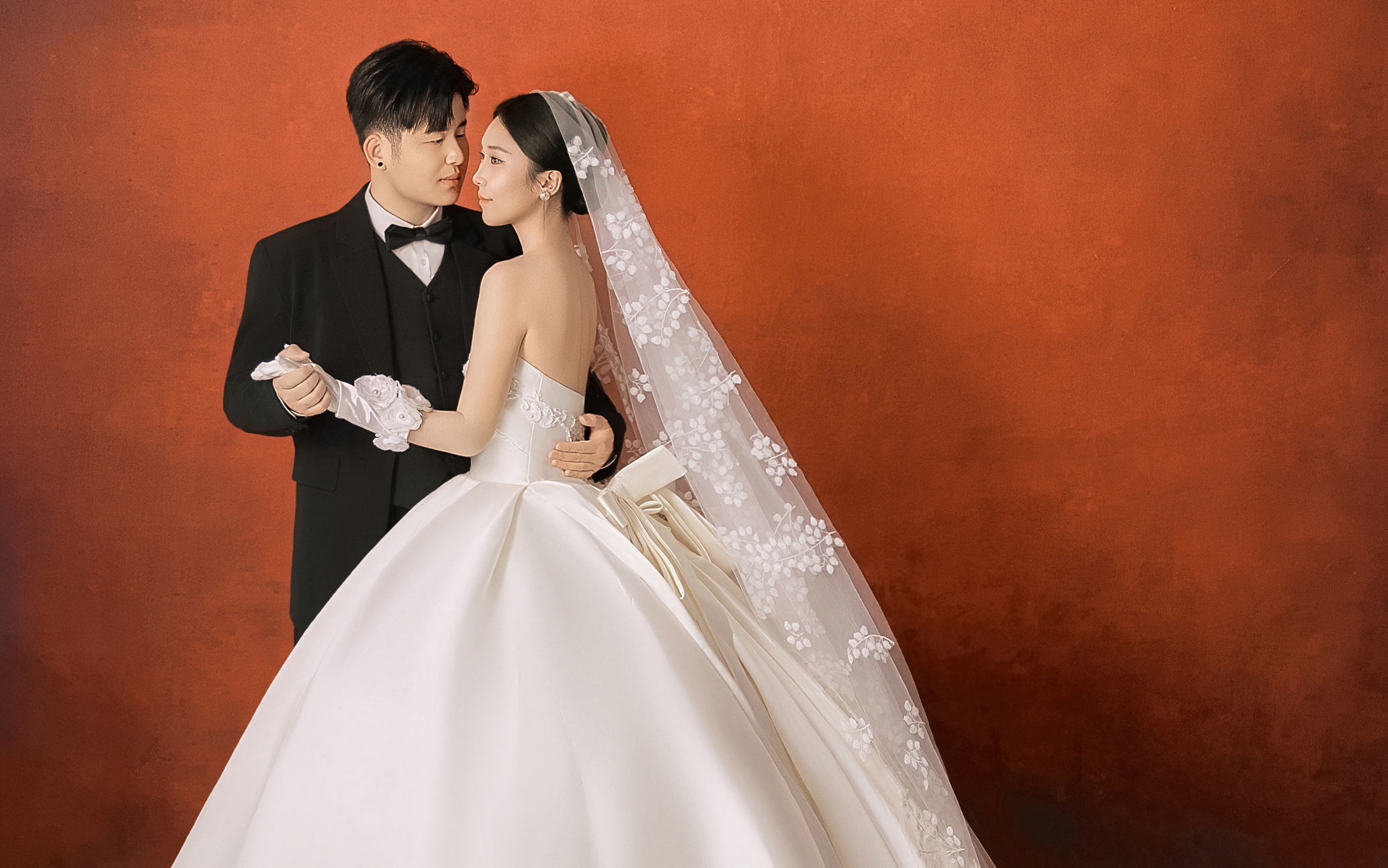 誰懂?。≌娴臅磸?fù)愛上的復(fù)古紅法式婚紗照