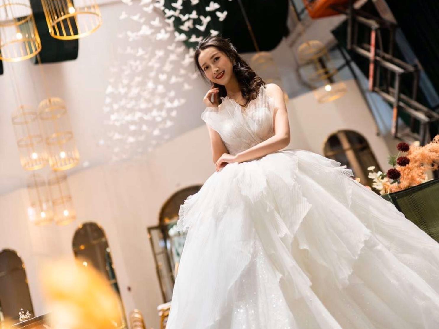 【洛维思婚纱经典套系】7套礼服+资深化妆师跟妆