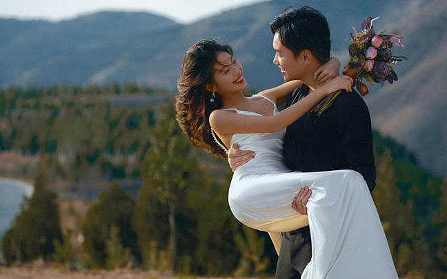 超级浪漫的山顶电影感婚纱照✨越看越心动