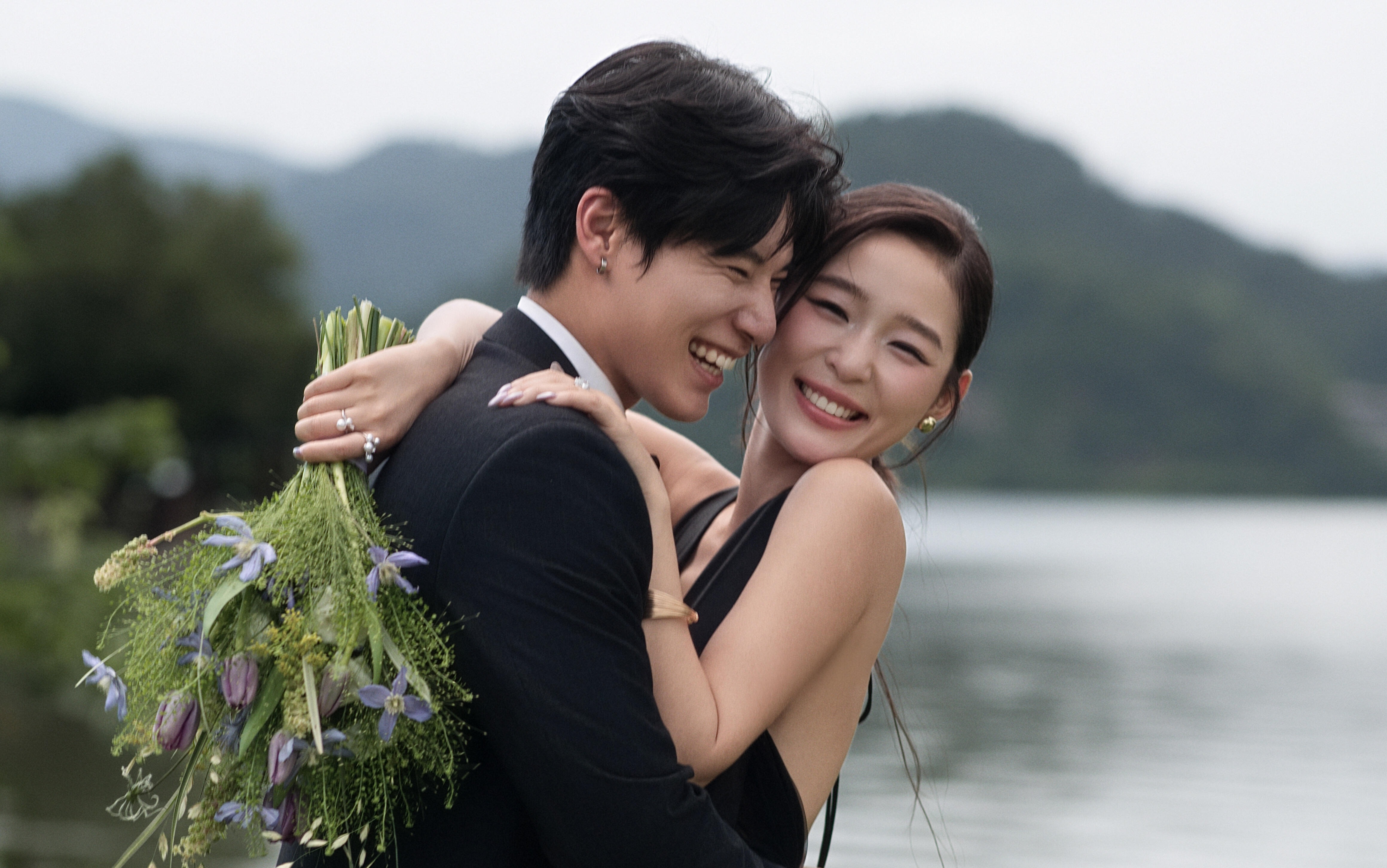 拒绝千篇一律❗黑纱草坪婚纱照又酷又高级✨