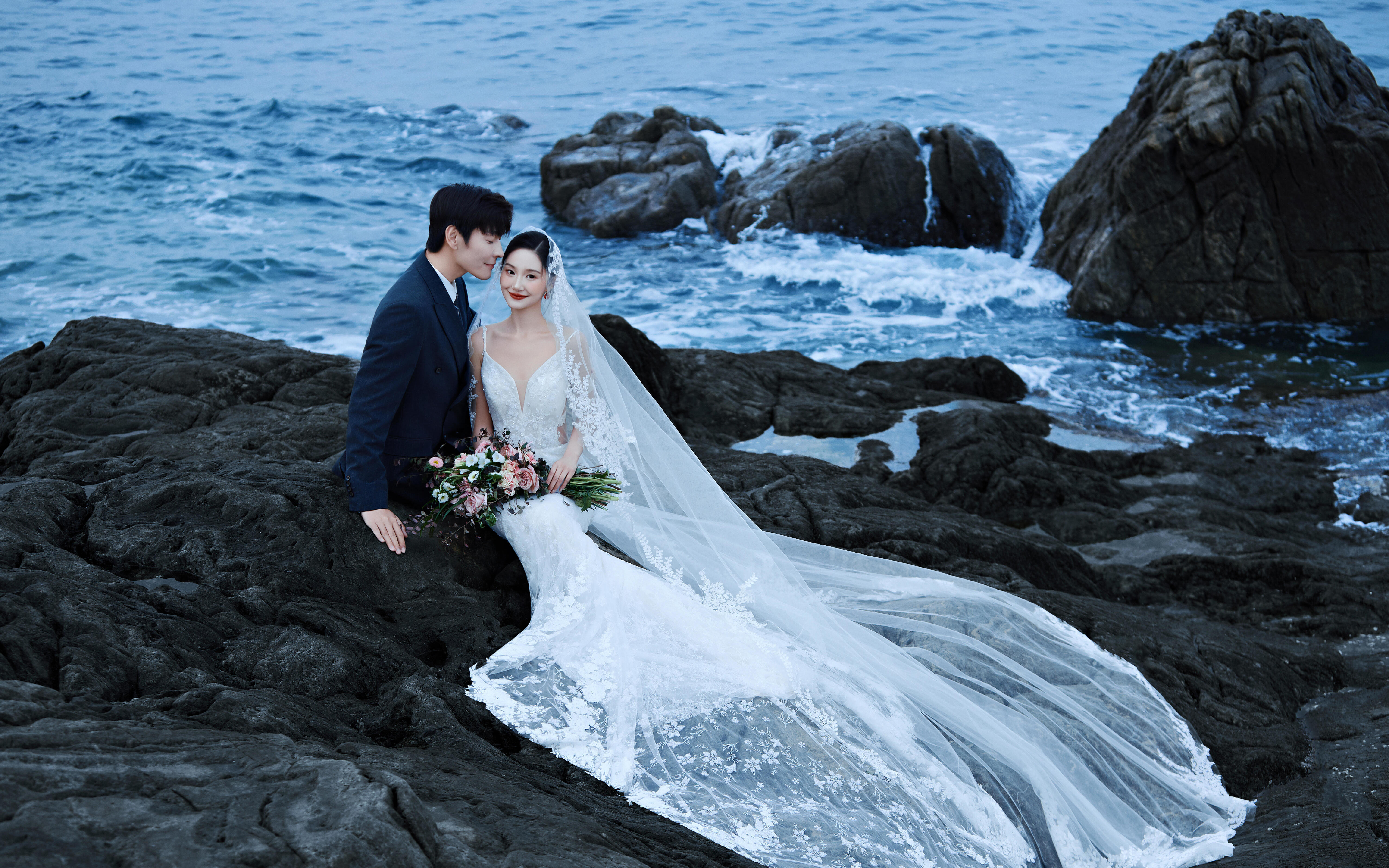 【海边礁石婚纱照】