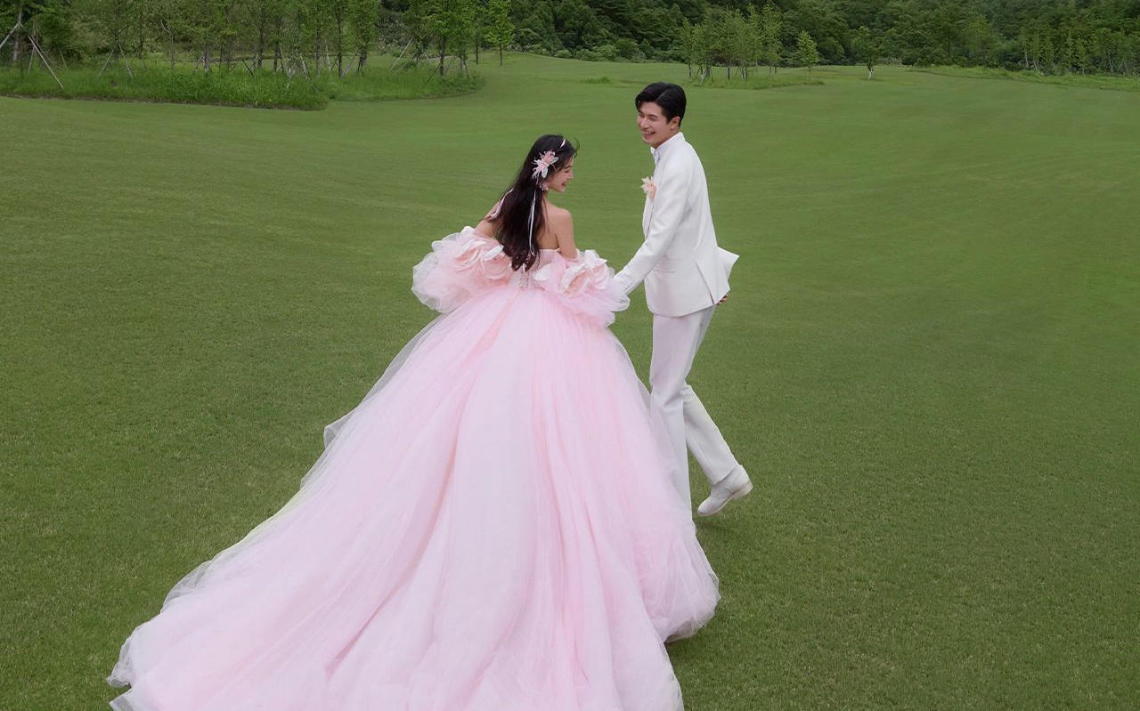 甜过初恋💕的粉纱草坪婚纱照,可以这么浪漫