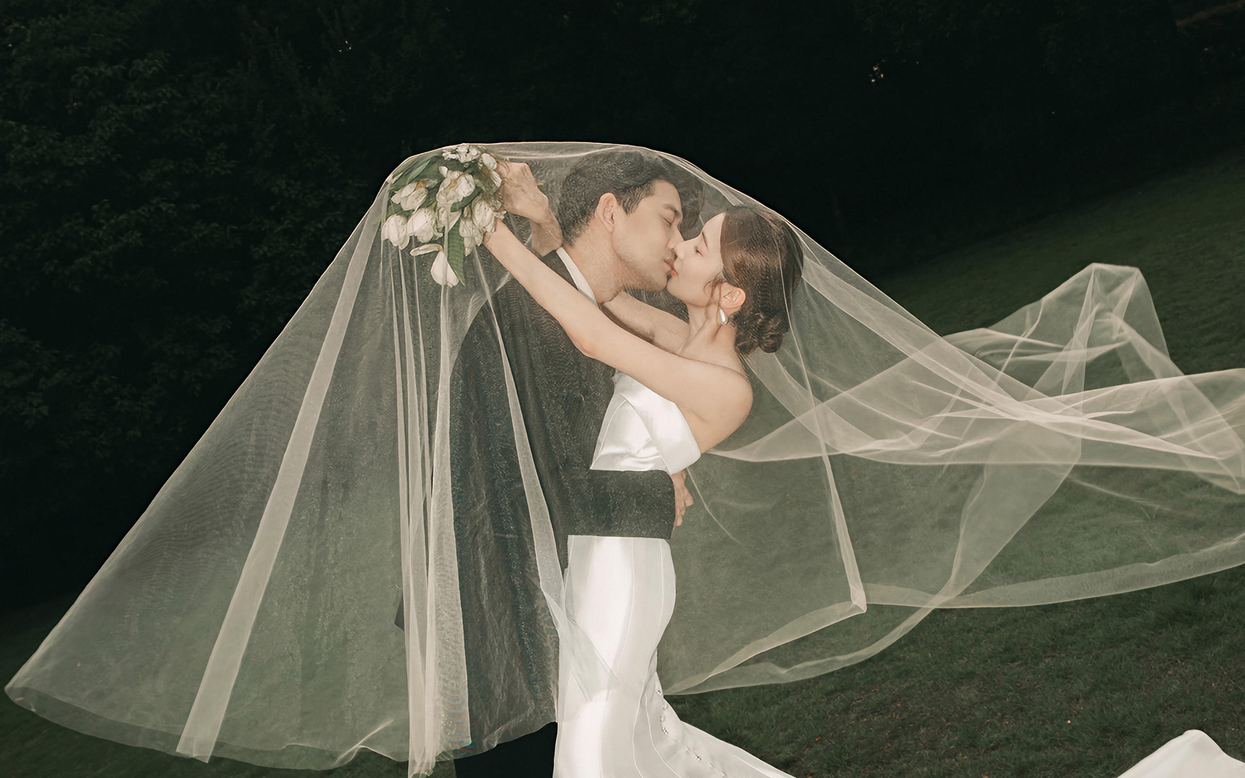 這組草坪婚紗照把“野生浪漫”焊在鏡頭里了?