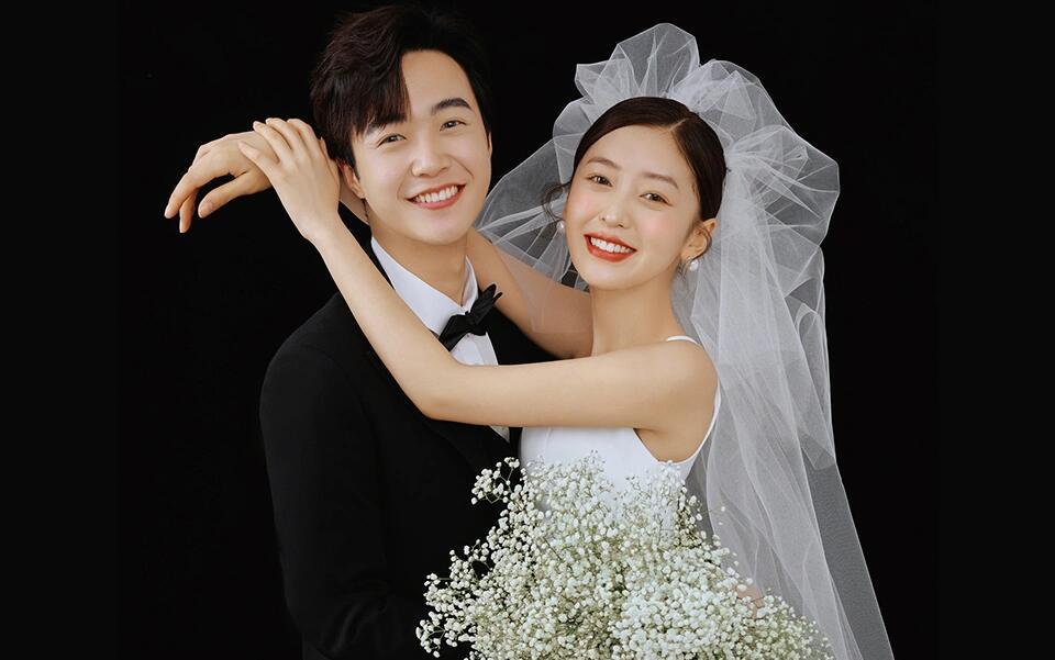 一眼就淪陷的極簡(jiǎn)風(fēng)室內(nèi)婚紗照??氛圍拉滿