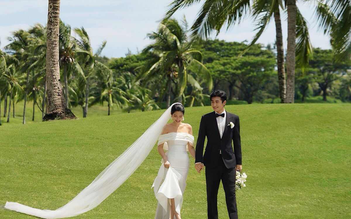 阳光，沙滩，草坪，葳蕤的椰林