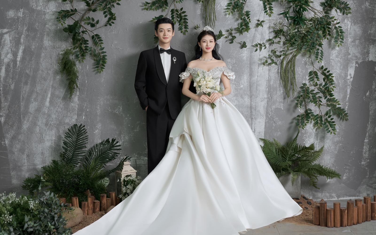 美到发光💫小众高级的法式花墙婚纱照太绝啦
