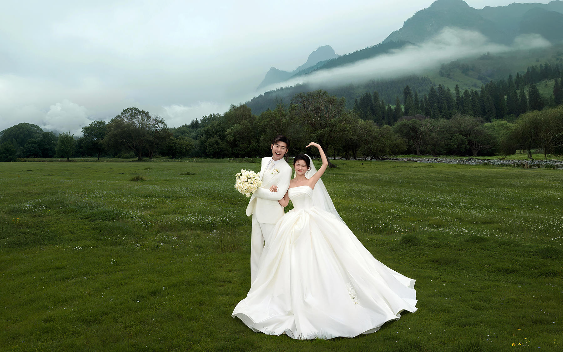 霧山青野白紗婚照，甜笑裹山風(fēng)漫進(jìn)山懷里??