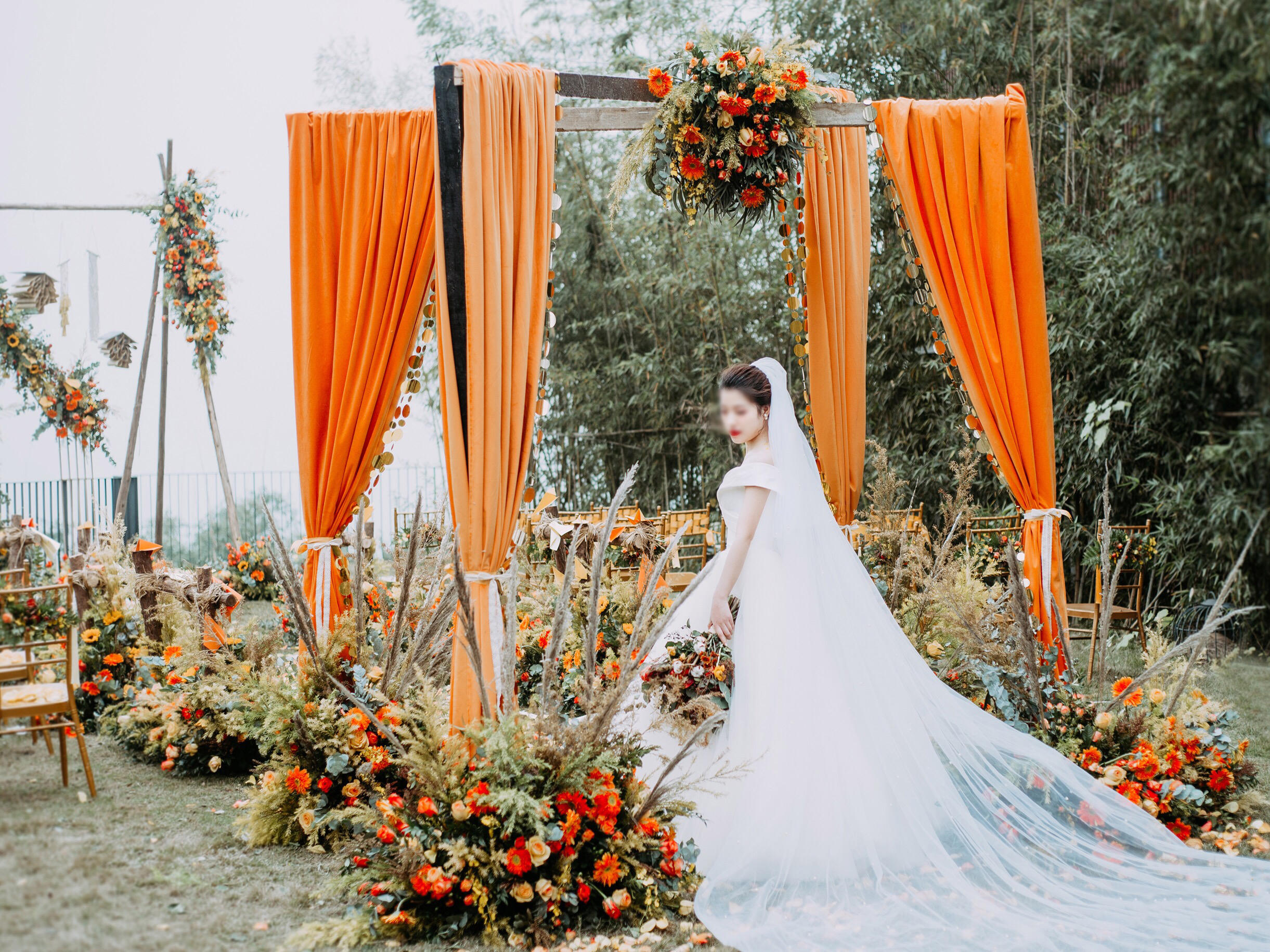 橙色系户外婚礼，乡镇上门布置