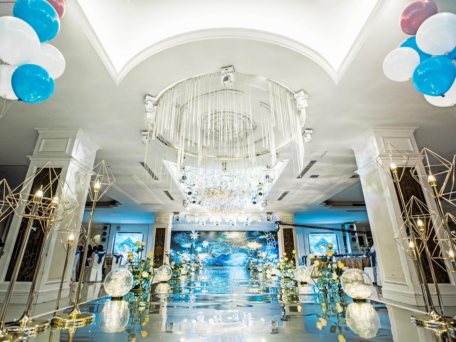 愿我如星君如月，夜夜流光相皎洁