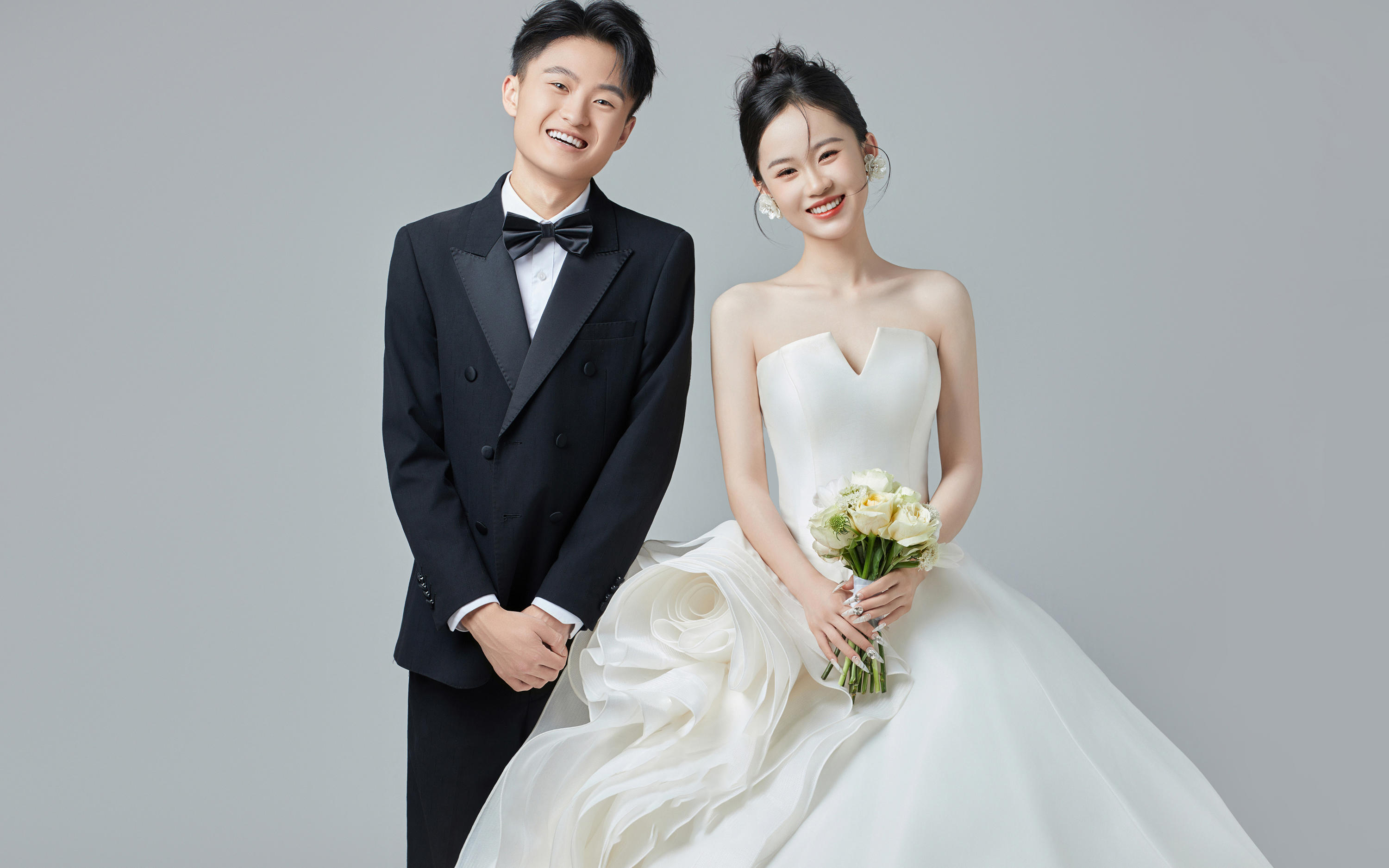 室内纯色婚纱照