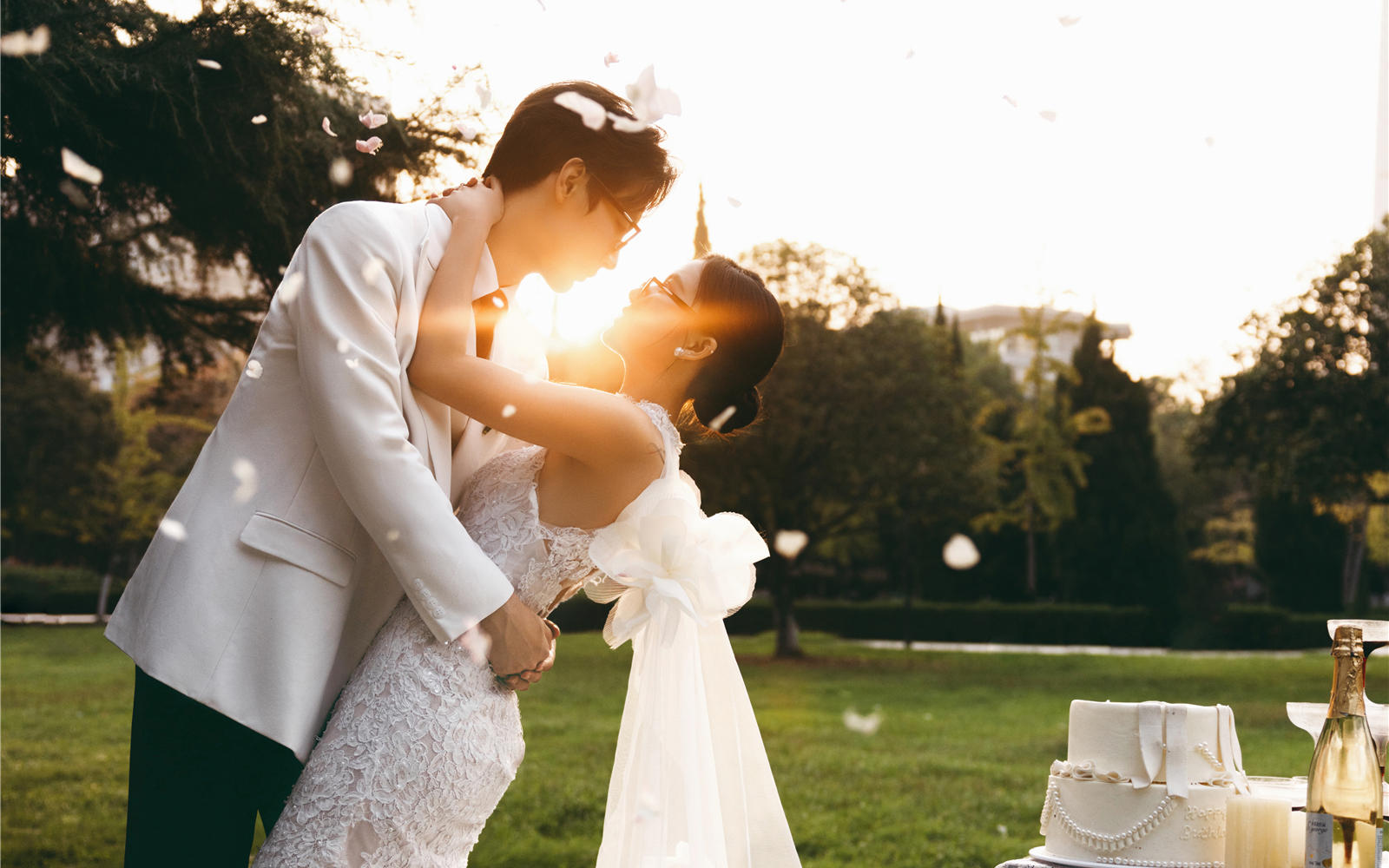 草坪婚礼婚纱照，松弛感在此刻具像化 自由且热烈